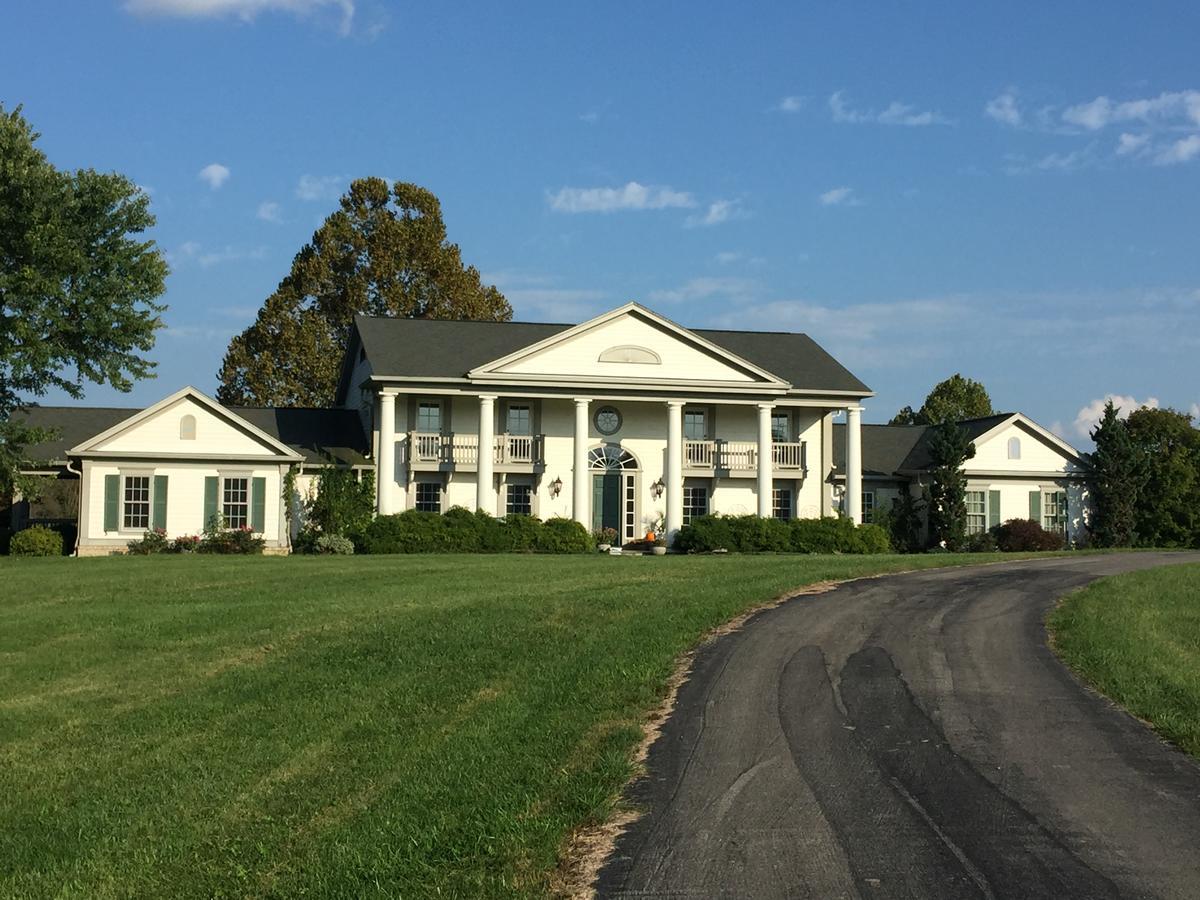 The B & B At Queenslake Midway Exterior photo