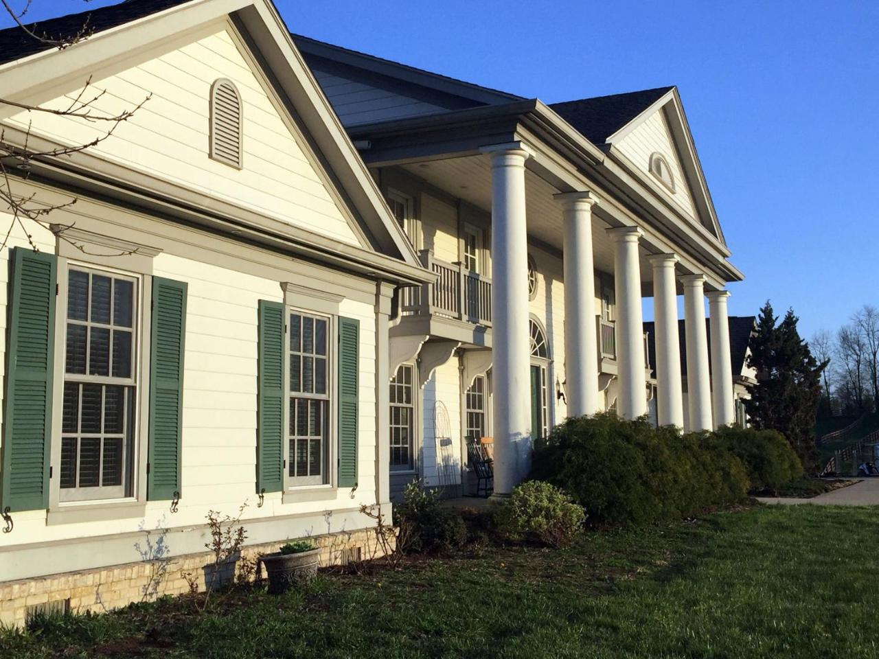 The B & B At Queenslake Midway Exterior photo