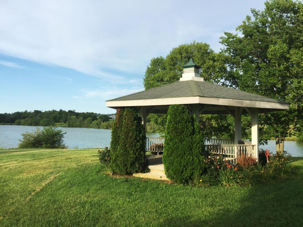 The B & B At Queenslake Midway Exterior photo